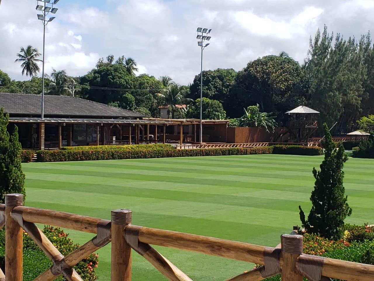 Cerca de eucalipto, pista de grama e pavilhão coberto do Sítio Chuin