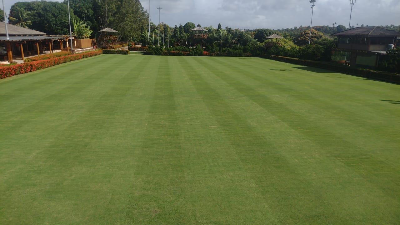 Pista de grama do Sítio Chuin com o clube e os mirantes ao fundo