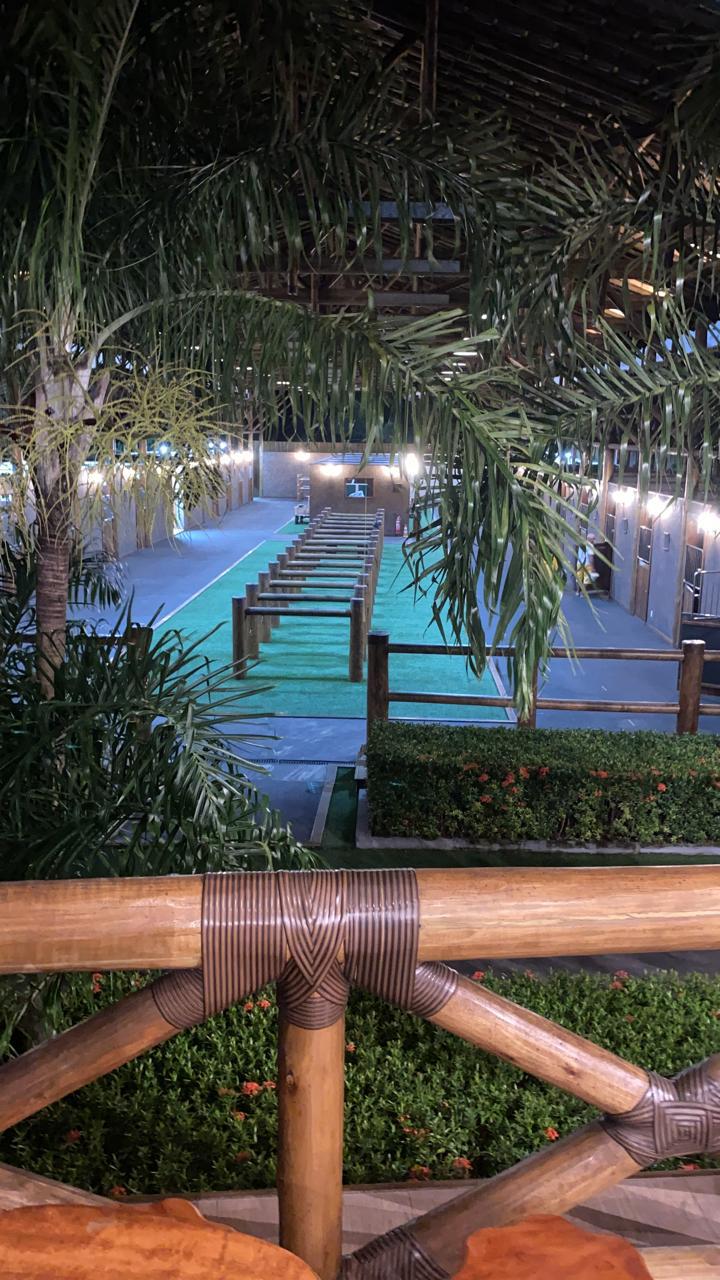 Dependências do Estoril JL Sítio Chuin à noite, com jardins, palmeiras e instalações iluminadas.